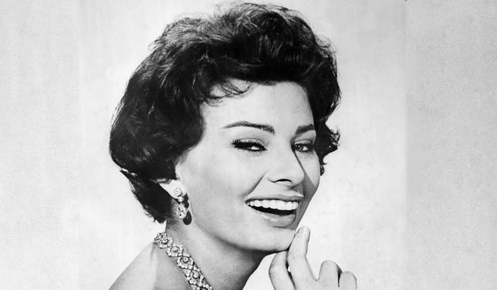 <b>Sophia Loren. </b>La propia Sophia ha reconocido que su apariencia no concordaba con los convencionalismos estéticos de su época. En aquel tiempo los rostros de facciones finas, tipo “muñequita”, representaban el ideal. Sin embargo, los jueces del certamen 
<a href="http://www.listal.com/list/miss-italia-1950">Miss Italia</a>, del que resultó finalista supieron ver en ella un nuevo modelo de belleza. Desde entonces, 1950, su voluptuosa figura y rasgos mediterráneos se convirtieron en símbolo de sensualidad.
<br>