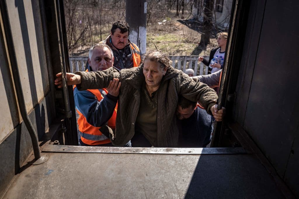 Una mujer abordar un tren cerca de Severodonetsk mientras huye de esta ciudad ubicada en la región de Donbas, este el 7 de abril de 2022.