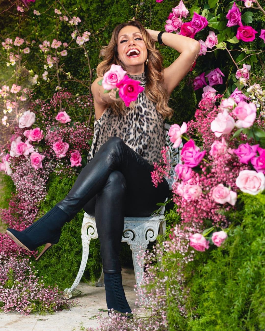 Lili es una rosa más en su jardín y le encanta retratarse en medio de la flora de su hogar.