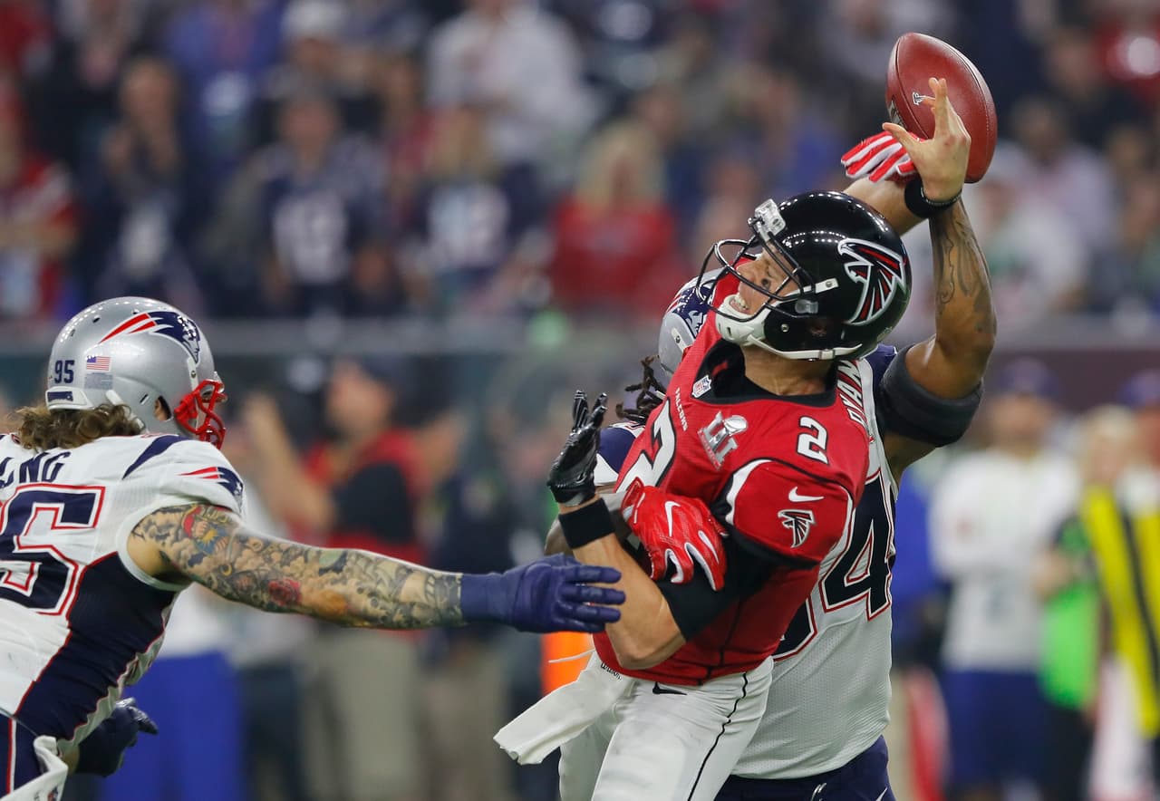 Matt Ryan perdió el balón frente a Hightower y eso le abre de nuevo una posibilidad a Patriots de descontar el marcador.