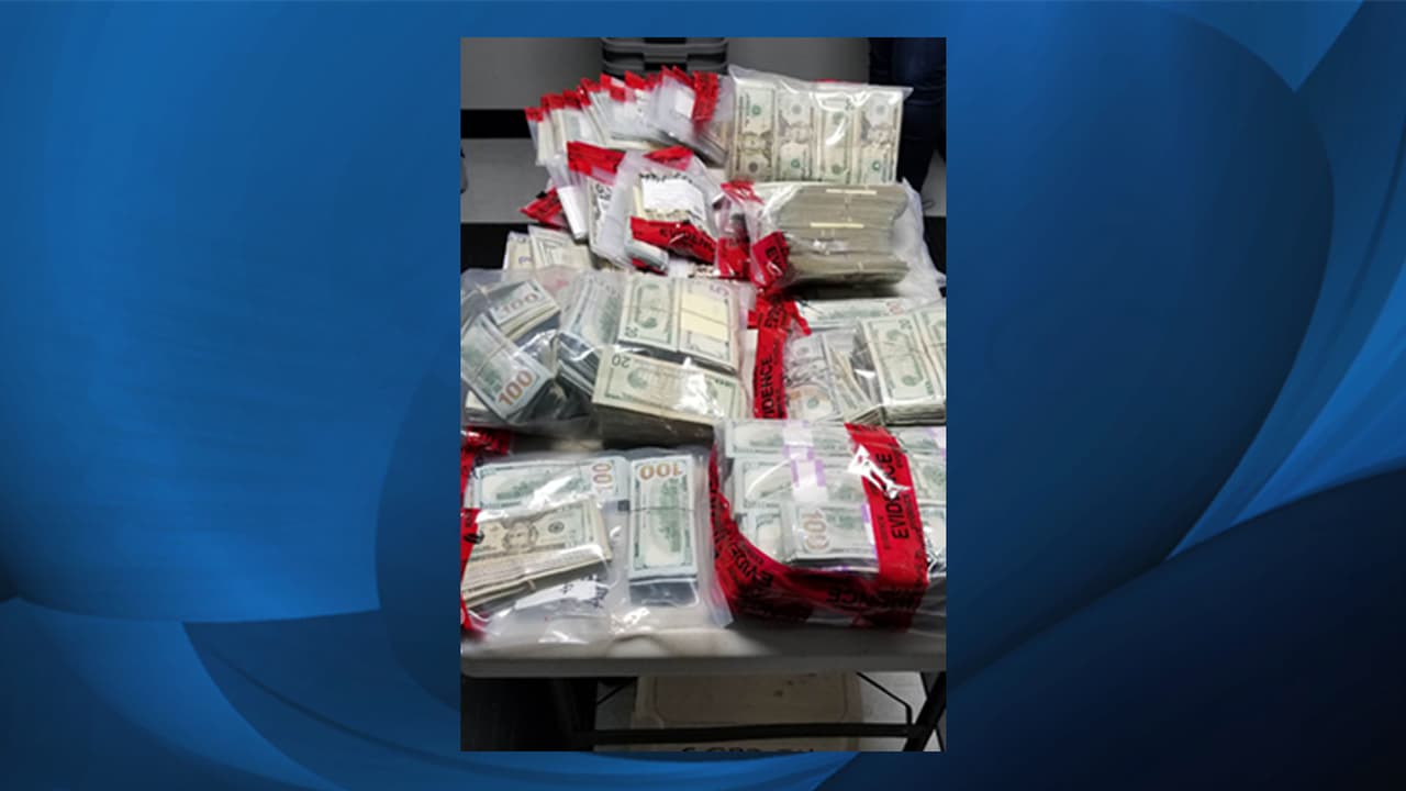 Al mismo tiempo, se confiscaron 676,517 dólares en efectivo y seis vehículos.