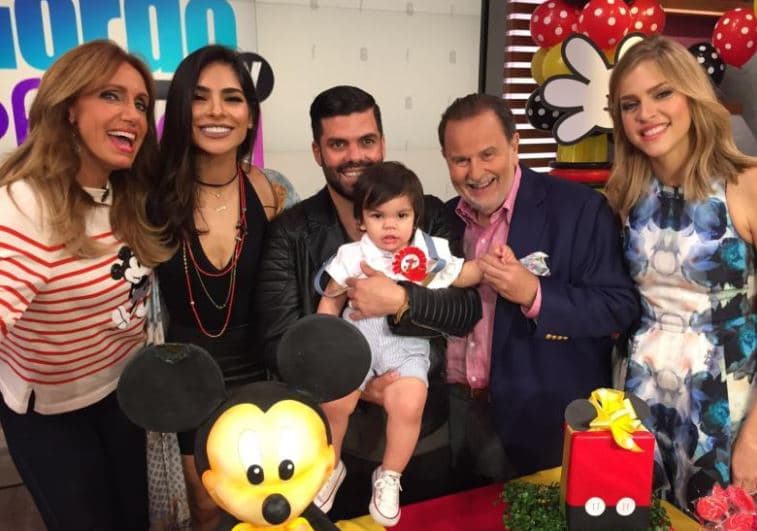 Un año después, celebramos el primer añito del bebé en el show con bombas y platillos.
<br>