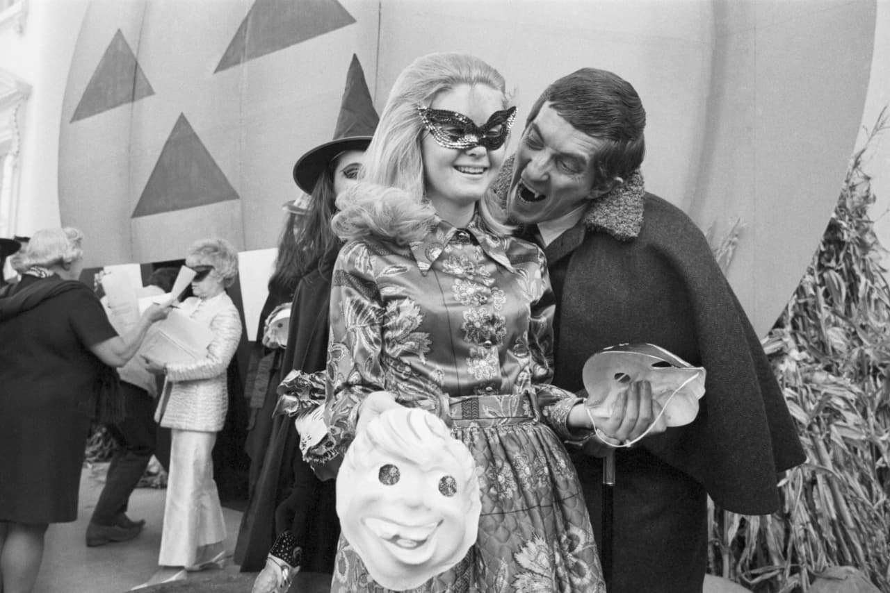 Tricia, hija del presidente Richard Nixon es atacada por un vampiro durante la fiesta de Halloween de la Casa Blanca en el año de 1969.