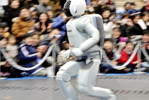 ASIMO también puede correr, alcanzando una velocidad de hasta 9km/h.