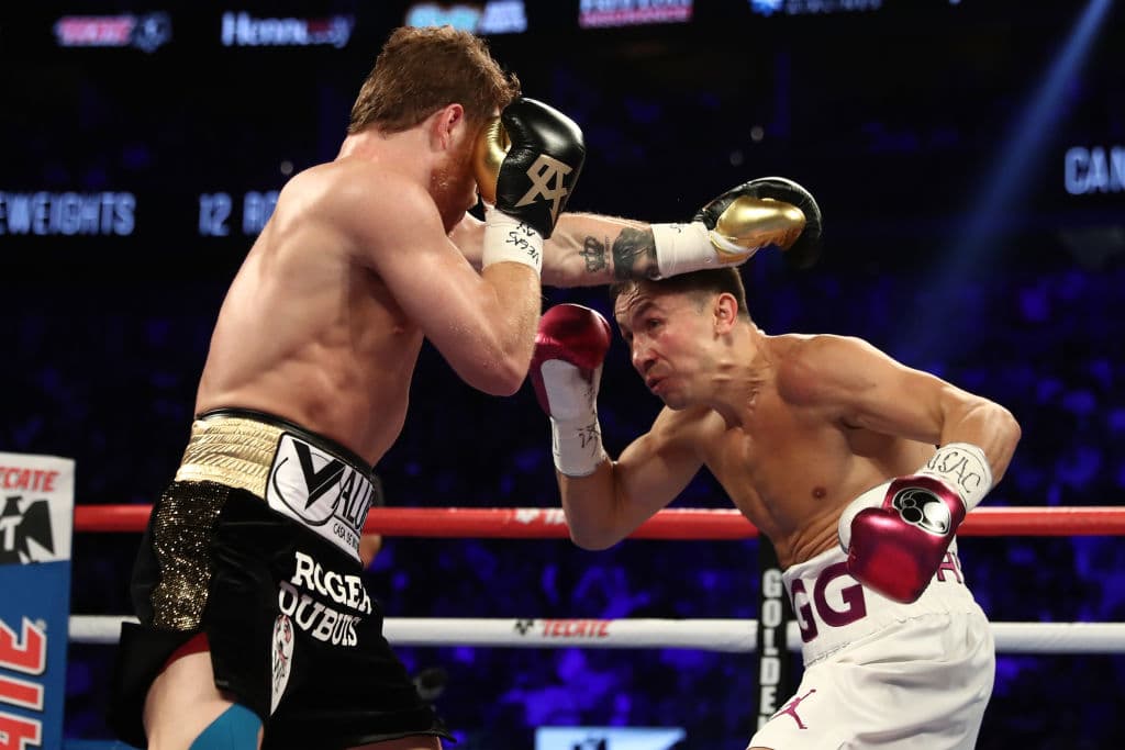 Golovkin empezó a buscar el golpe grande, el típico nocaut al estilo GGG, contundete, pero el bending y la capacidad defensiva de Canelo le pusieron difíciles las cosas.