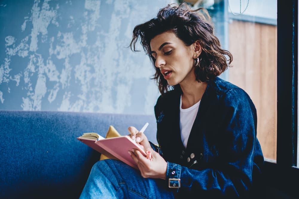 <h3 class="cms-H3-H3"><b>¿Cómo aprovechar la energía de Escorpión para aprovechar este inicio? </b></h3>
<br>Escribir nuestras intenciones con la Luna nueva es la mejor manera para enfocarnos y sacar partido de la influencia que nos da, te recomiendo que escribas tus intenciones después de que se formalice la Luna nueva.
<br>