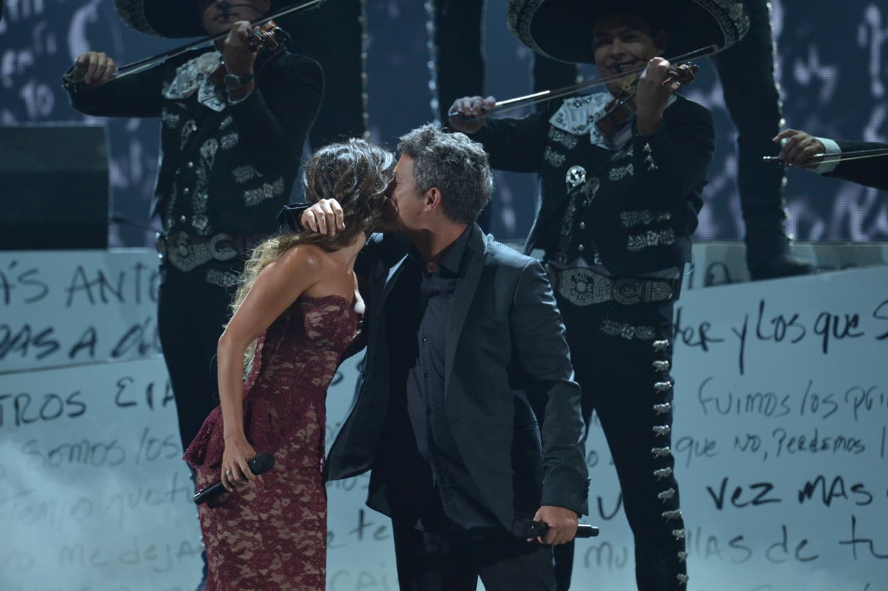 Alejandro Sanz y Paula engalanaron su presentación acompañados del Mariachi Sol de México.