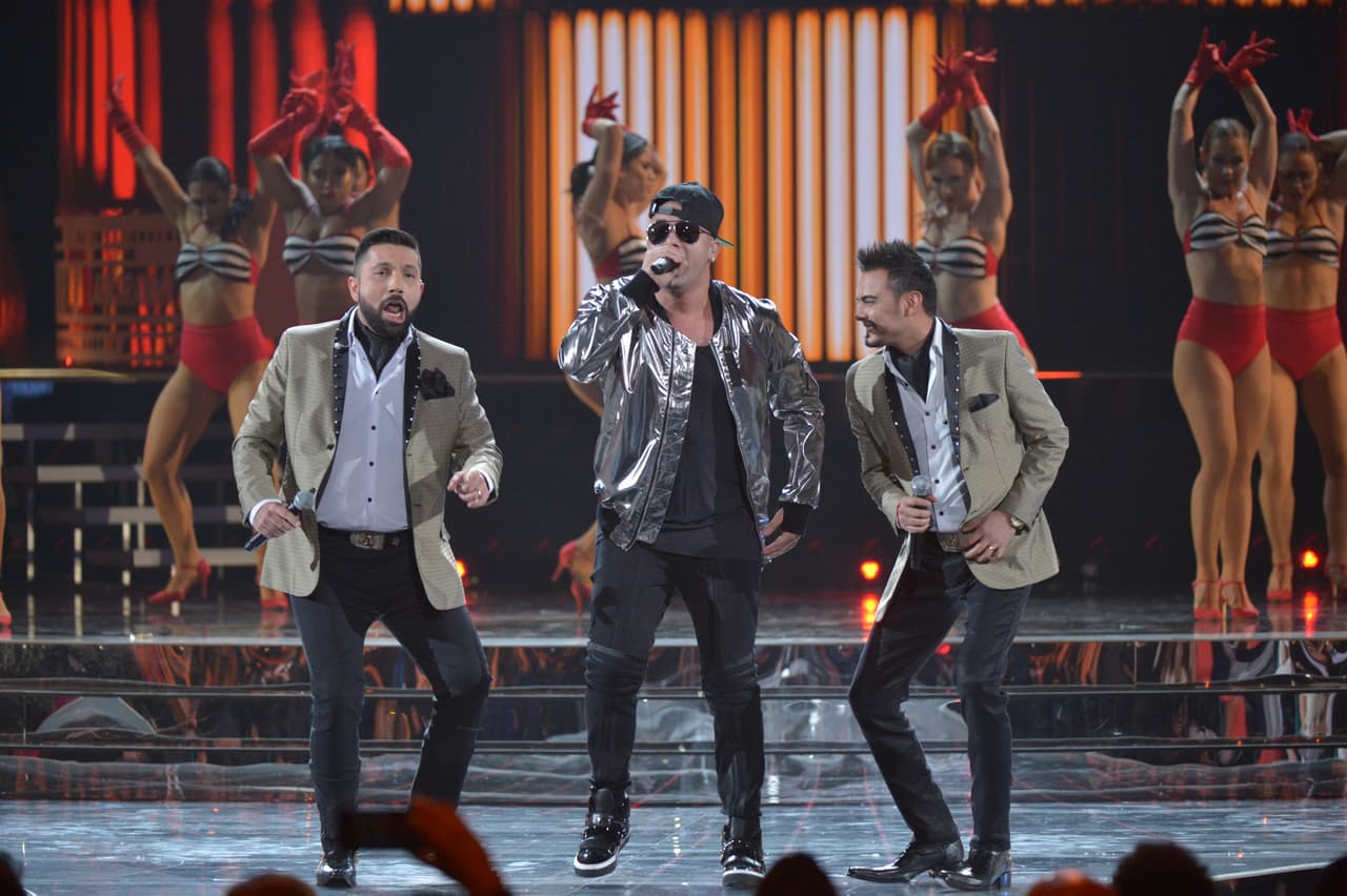 Sobre el escenario apareció la original Banda El Recodo haciendo un dueto con Wisin.