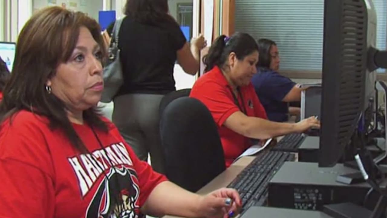 Para aplicar debe ser mayor de 18 años, tener una identificación con fotografía, tener acceso a equipo como computadora, teléfono inteligente e 
<b><a href="https://www.univision.com/temas/internet">internet. </a></b>