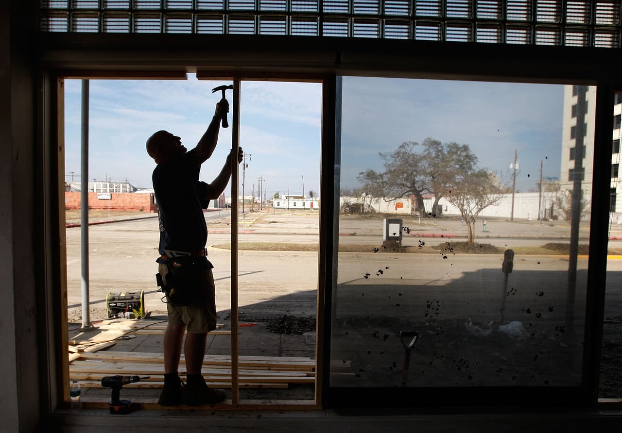 <a href="https://www.statefarm.com/claims/resources/home-and-property/home-and-property-damage">Las aseguradoras son muy enfáticas </a>en que te comuniques cuanto antes con ellas para gestionar las reclamaciones. Avísales en cuanto puedas si los daños de tu vivienda no te van a permitir habitarla por los próximos días. Si tienes que encargarte de los arreglos guarda recibos y manten documentando todo lo que hagas con tu propiedad.
<br>