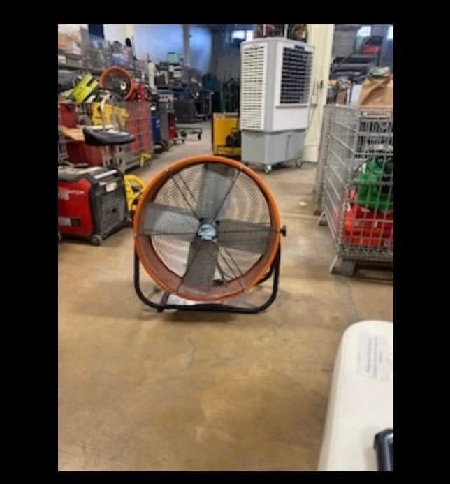 Cajas de herramienta, hieleras, soldadoras y cortadoras de césped también fueron puestas en oferta.