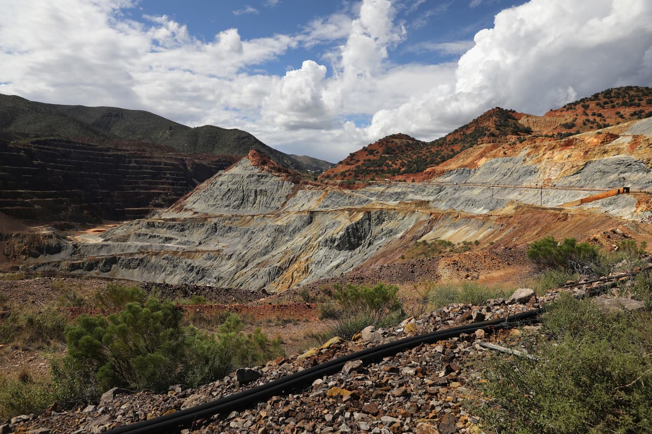 <b>"El primer descubrimiento minero lo hizo Jack Dunn en 1887. El notó algo diferente en tierra y sabia que había una oportunidad de hacer dinero aquí</b>", dijo una guía del 
<i>Bisbee Tour Company</i>, durante un recorrido del pueblo con Univision Arizona.