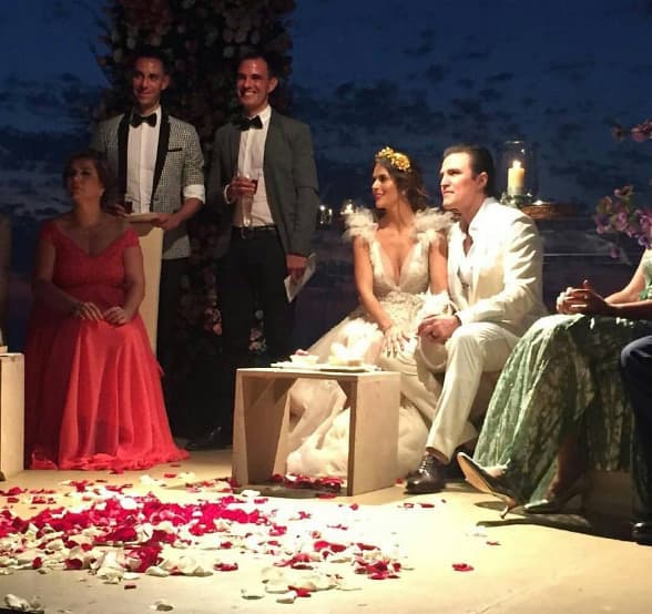 Bajo los marcos de flores, los novios unieron sus vidas en matrimonio.