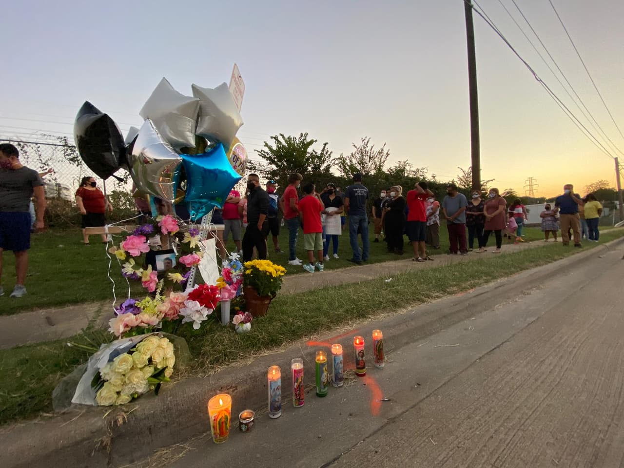 Los familiares aseguran que Arredondo estaba empujando su carrito de paletas cuando de pronto un vehículo lo embistió.