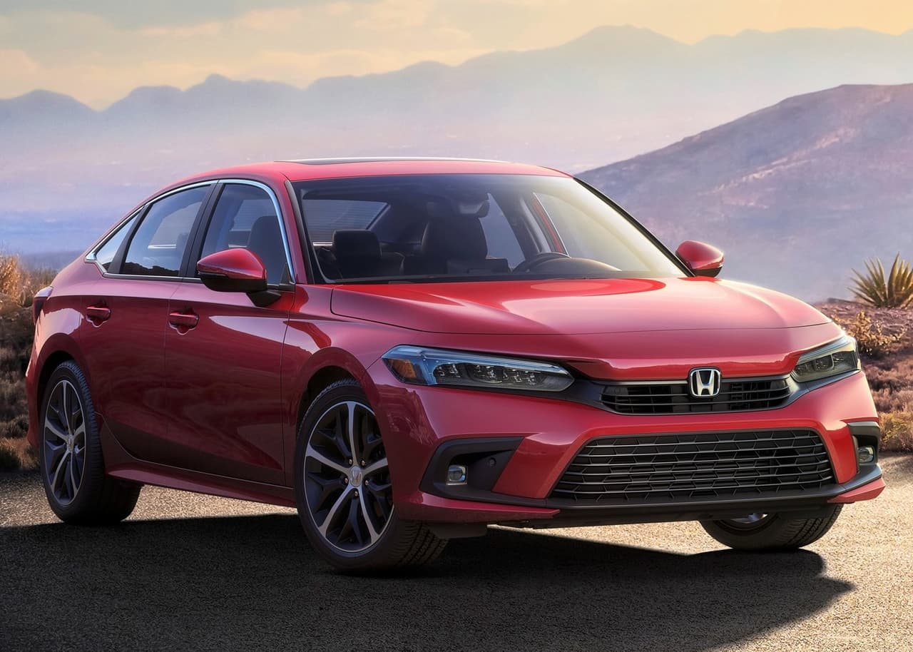 <h3 class="cms-H3-H3"><b>Honda Civic – 36 mpg</b></h3>
<br>
<br>El Honda Civic entra a una nueva generación con una transformación profunda en su estética y mecánica, pero siempre ofreciendo una eficiencia de combustible excepcional. Su motor de 4 cilindros y 1.5 litros le permite recorrer 33 mpg en ciudad, 42 mpg en carretera y 36 mpg en trayecto combinado. Su precio inicial es de $21,900.
<br>