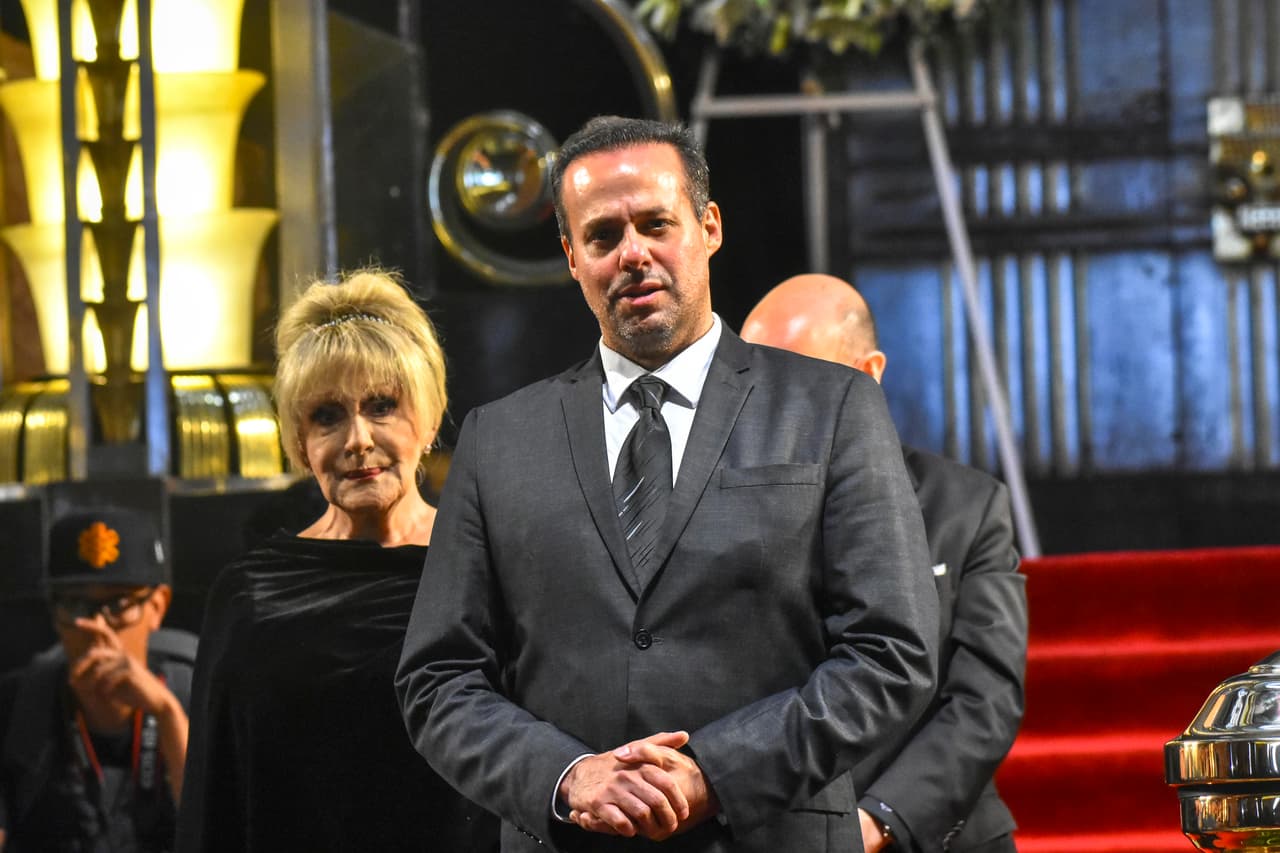 En una entrevista telefónica con el programa mexicano 'Venga la alegría', Anel Noreña confesó este jueves que todo el mundo tiene derecho a pensar lo que quiera, pero "en ningún momento" ella buscó protagonismo. Para la 
<b>madre de José Joel y Marysol Sosa</b>, la situación habría sido diferente si 
<b><a href="https://www.univision.com/famosos/nunca-estuve-lista-para-el-dia-en-que-te-fueras-el-desgarrador-mensaje-de-sarita-a-su-papa-jose-jose-fotos">"Sarita (la hija menor de José José)</a></b> hubiera venido con el cuerpo de su papá, a que todo México lo viera y se lo hubiera llevado [...] Pero ellas (Sarita y su mamá) 
<b>dejaron libre la plaza así que pues, me tocó a mí</b>”.