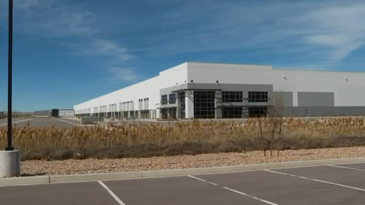 En los mismos destaca que, en 2021, 
<b>se combinaron dos lotes para crear el terreno</b> en el que actualmente se ubica el almacén en cuestión.