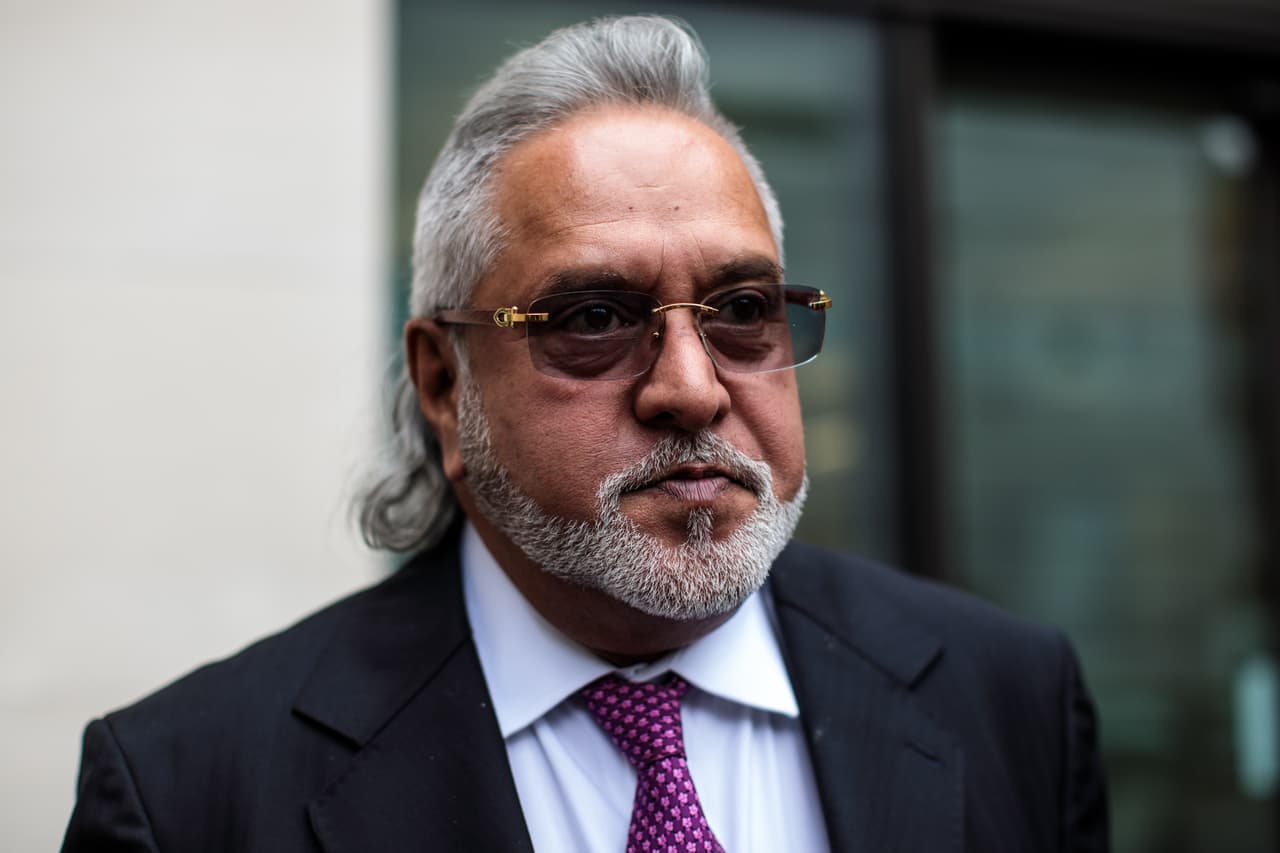 <h2 class="cms-H2-H2">8. Vijay Mallya</h2>
<br>
<br>El empresario indio Vijay Mallya asumió el negocio de licores de su padre cuando tenía 28 años en los años ochenta y lo convirtió en una enorme compañía con un valor de hasta $1,500 millones de dólares. Pero, en 2012, fue acusado de lavado de dinero y fraude. Mallya huyó de la India al Reino Unido en 2016 y, desde 2018, ha mantenido un proceso legal para evitar la extradición a su país de origen. 
<br>