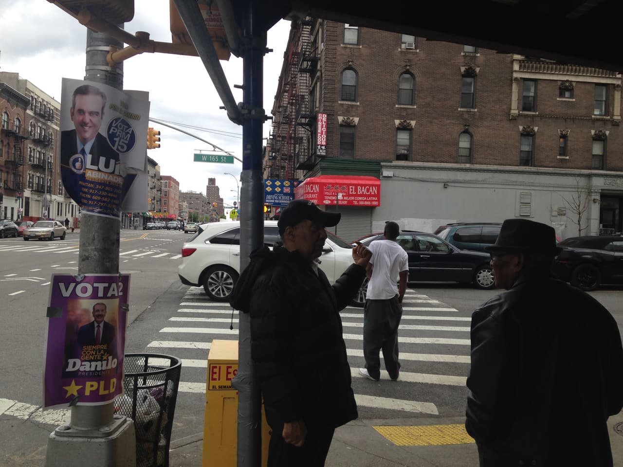 Los panfletos de los candidatos inundaron las calles cercanas a los centros de votación.