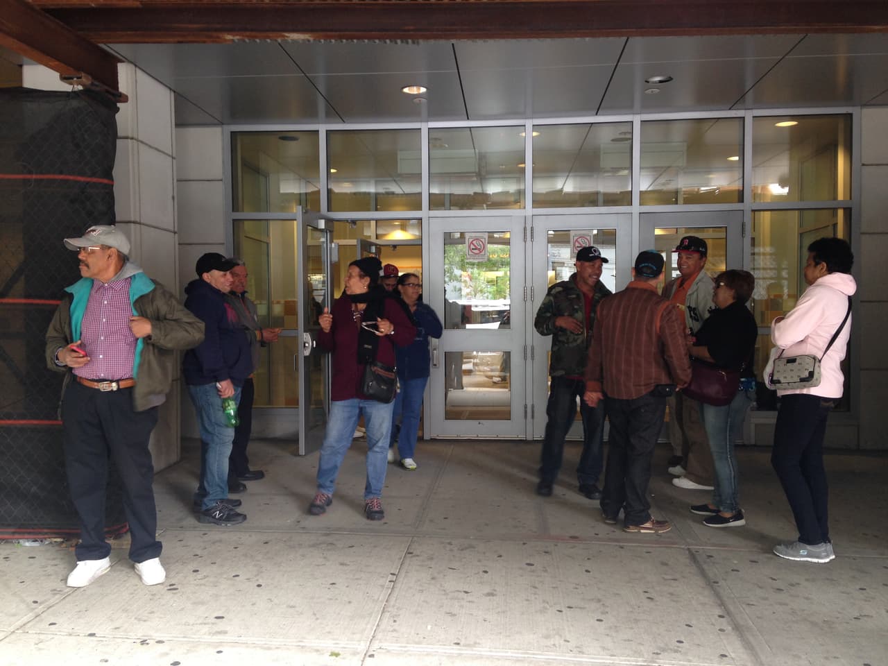 Algunos votantes enfrentaron confusión al no encontrar su colegio electoral.