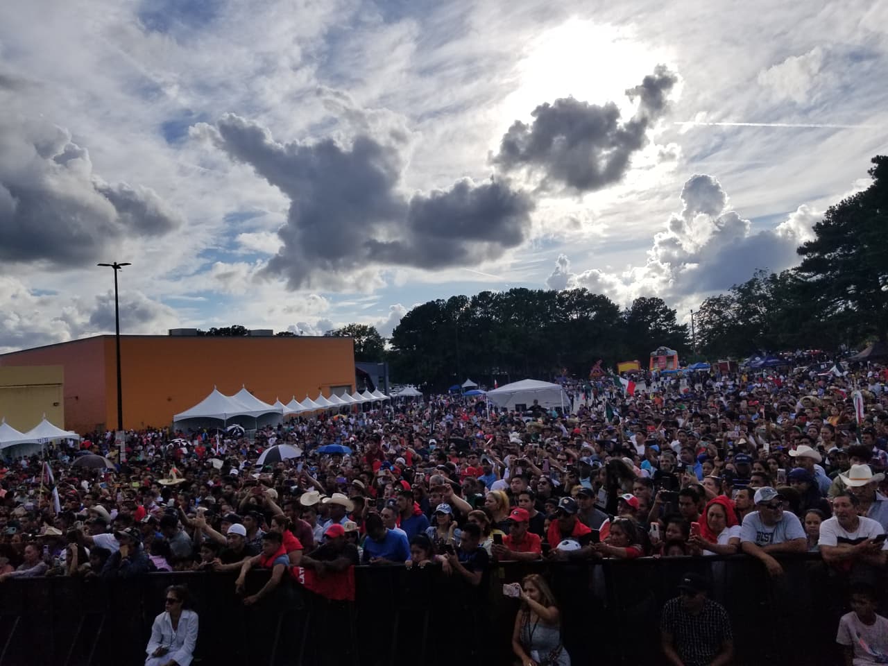 Solo en años anteriores se estima que unas 60.000 personas han asistido al evento, que es organizado con el apoyo de varios socios, entre ellos 
<b><a href="https://www.univision.com/local/atlanta-wuvg">Univision Atlanta</a></b>.