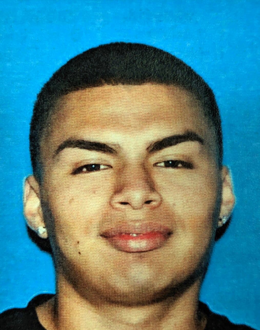 Esteban fue descrito como una hombre hispano de 28 años, 5 pies y 8 pulgadas de altura y aproximadamente 180 libras de peso. El hombre tiene un tatuaje en su pecho con su apellido "López".
<br>