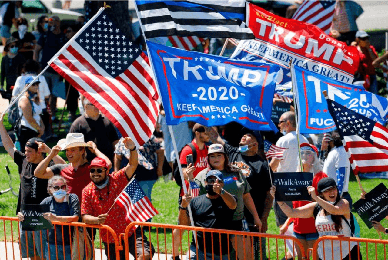 No sólo las
<a href="https://www.univision.com/local/los-angeles-kmex/gran-fiesta-en-beverly-hills-a-solo-horas-de-anunciar-sanciones-por-este-tipo-de-eventos-en-tiempos-de-coronavirus">fiestas en medio de la pandemia</a> dan de qué hablar en
<a href="https://www.univision.com/local/los-angeles-kmex/un-muerto-y-tres-heridos-durante-tiroteo-en-masiva-fiesta-en-beverly-hills-en-plena-pandemia-de-coronavirus">Beverly Hills</a>, California, sino también las marchas para apoyar al presidente
<a href="https://www.univision.com/temas/donald-trump">Donald Trump</a>, quien está buscando su reelección rumbo a las elecciones de noviembre.
<br>
<br>Los manifestantes onderaron banderas estadounidenses al reunierse en apoyo del presidente de los Estados Unidos durante un mitin WalkAway en Beverly Gardens Park el 8 de agosto de 2020 en Beverly Hills, California.
<br>