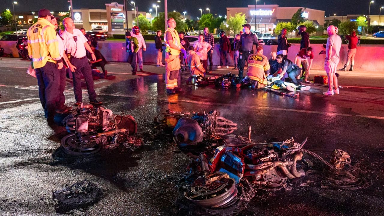 Un grupo de motociclistas circulaban en fila por la carretera I-35W cuando, de pronto, una llanta reventó. 
<b>Bastó esa chispa para desencadenar una escena de caos: motocicletas incendiadas, cuerpos heridos sobre el asfalto y una emergencia que obligó a movilizar a decenas de rescatistas.</b>