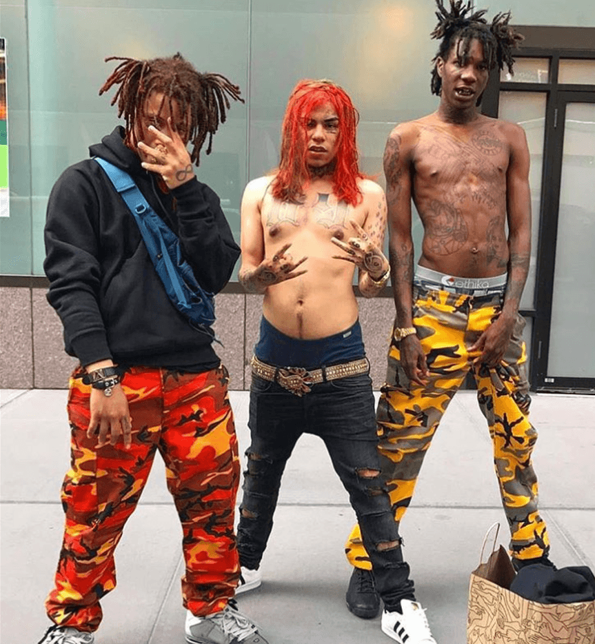 Su repertorio de controversias incluye agarrarse a los puños en el aeropuerto de Los Ángeles frente a las cámaras de 
<b><a href="http://www.tmz.com/2018/02/21/tekashi69-gun-control-violence-hip-hop-before-lax-fight/ ">TMZ</a></b> un momento después de afirmar ante ellas que 
<b>las letras agresivas en el rap no son necesariamente un llamado a la violencia</b>.