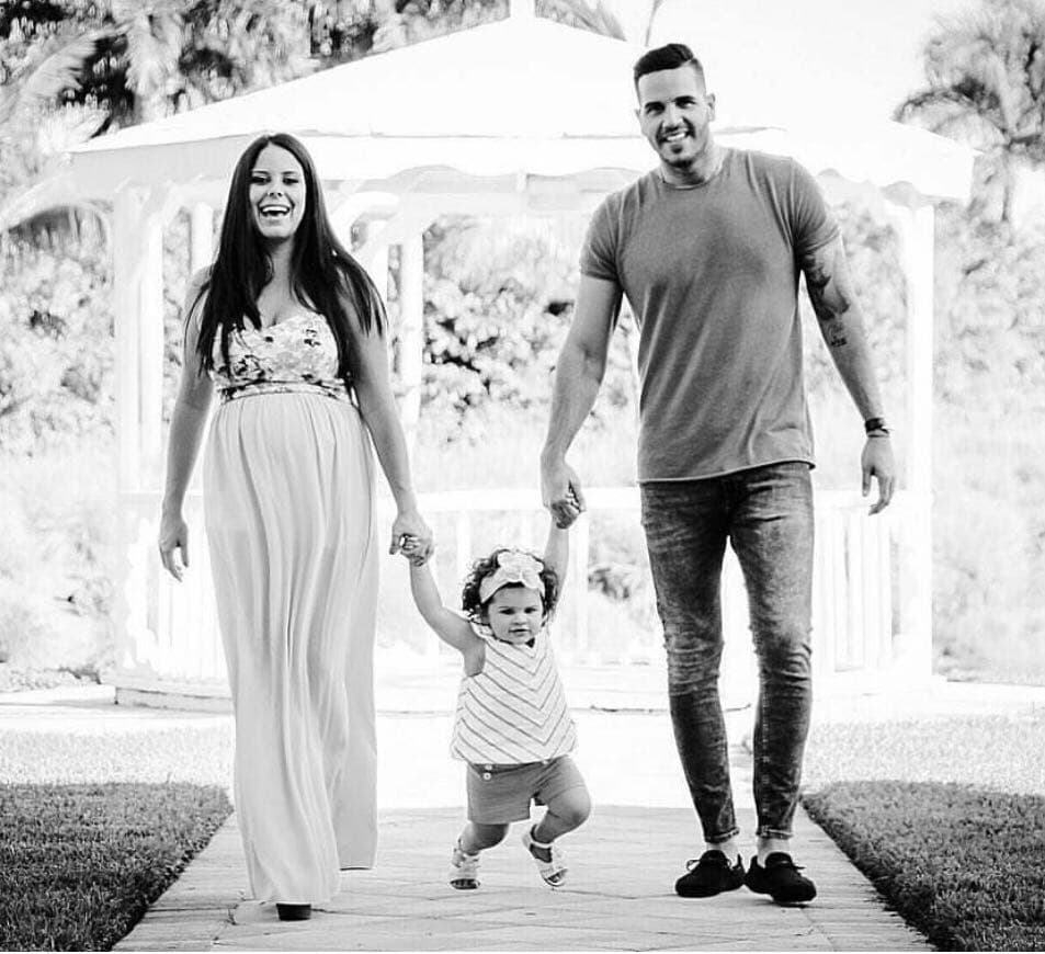 La familia esperaba con emoción este momento, todos quería abrazar a la nueva bebé.