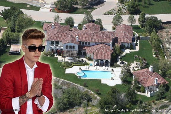 La policía de Los Ángeles cateó su casa en Calabasas.