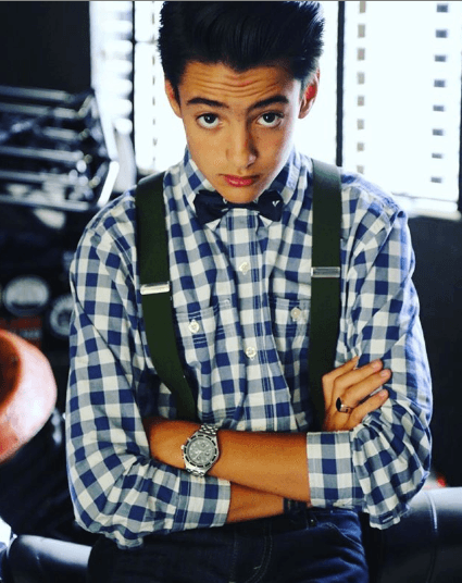 Algunos de los instrumentos que domina son: la guitarra, el piano y la batería. 
<br>