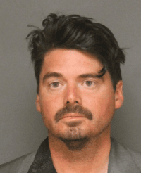 Jacob Kells, de 39 años, buscado por intento de homicidio.