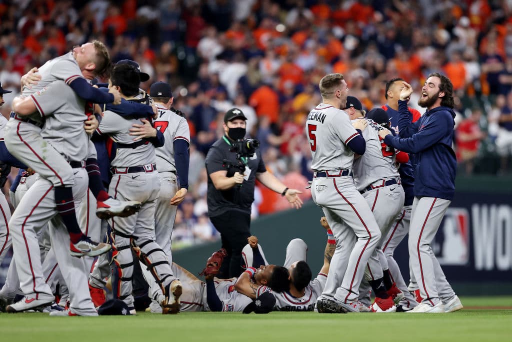 Fiesta en Houston, tras un aplasatante enfrentamiento, jugadores de los Atlanta Braves celebran el cuarto título de Serie Mundial de la franquicia.