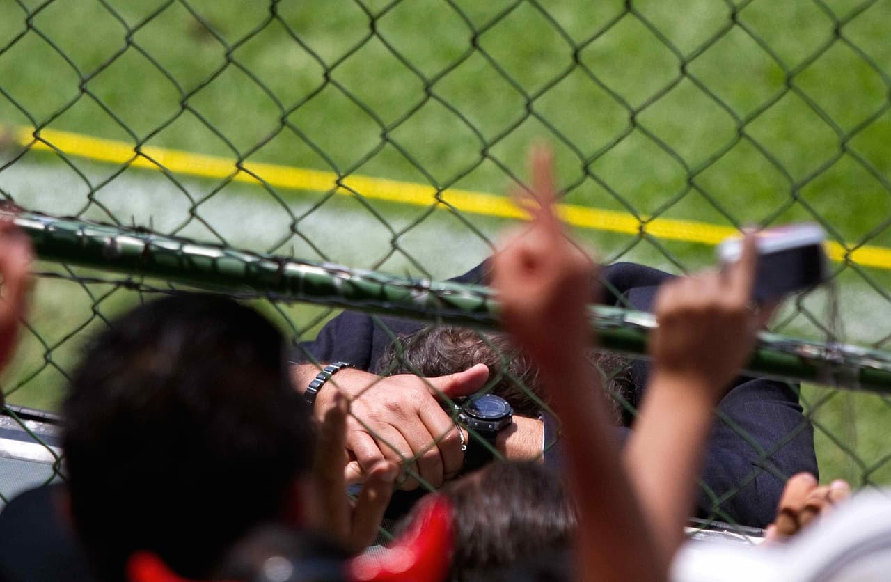 Los fanáticos y su felicidad no evitaron la tristeza de Romano tras la derrota del Santos.