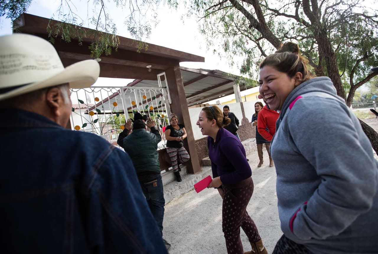 Los padres de Rubí Ibarra bromean la mañana después del evento de los XV con visitantes de otras ciudades que quieren saludarlos y tomarse fotos con ellos. “Don Crescencio, ¿y para cuándo la boda?”, le pregunta uno de ellos.“Oiga, ya no vuelvo a abrir la boca”, responde el padre de Rubí.
<i>Almudena Toral</i>