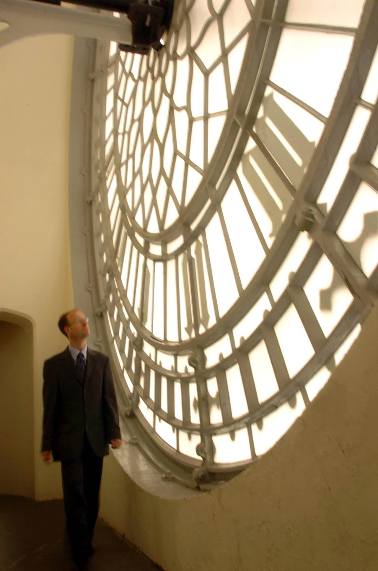 <b>Trabajadores de relojes de cuerda</b>
<br>
<br>Antes de que se inventaran los relojes eléctricos, a estos dispositivos se les tenía que dar cuerda a mano. Las grandes torres de reloj en todo el mundo han empleado a personas especialmente para este oficio, pero el trabajo ha ido desapareciendo.
<br>
<br>Uno de los relojes a los que todavía hay que darle cuerda manualmente y que es atendido por un empleado especialmente para esto es el Big Ben de Londres.
<br>