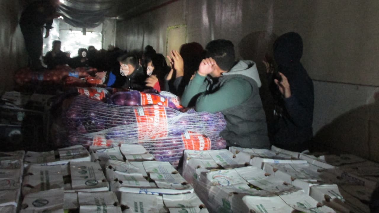 32 inmigrantes indocumentados fueron hallados en un camión frigorífico en Falfurrias, Texas