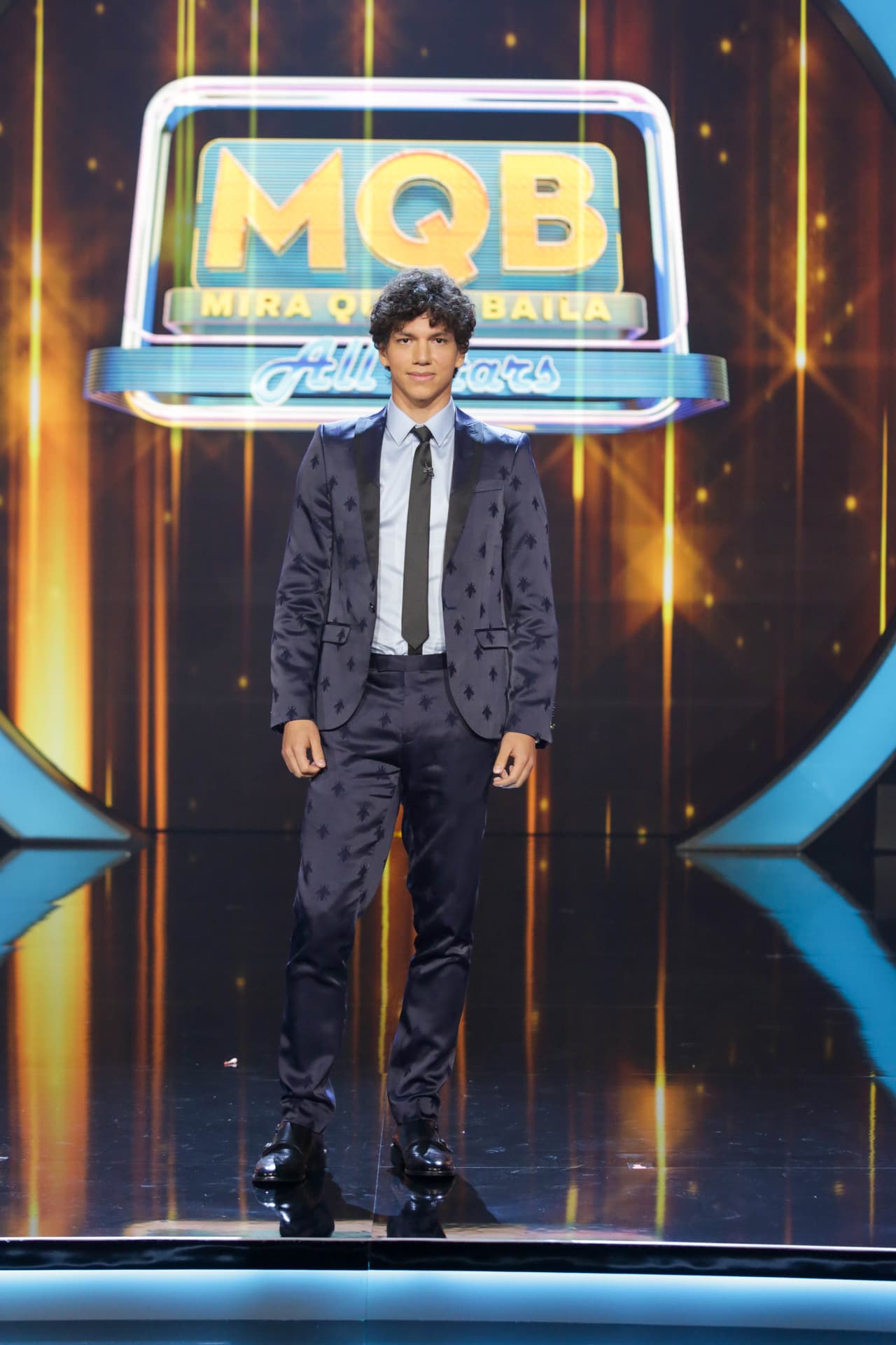 El originario de Guadalajara, Jalisco, también lució elegante y moderno con este traje oscuro, el cual contrastó con una camisa gris.