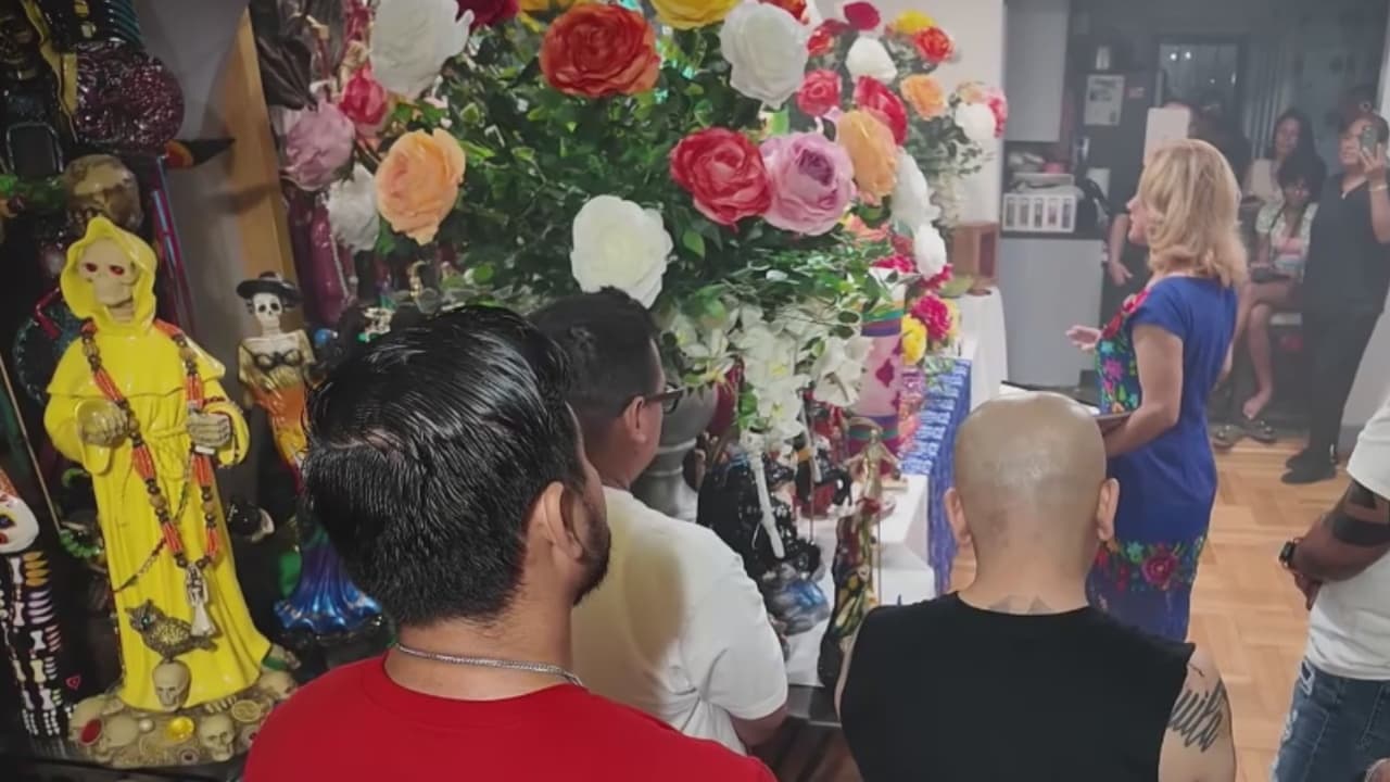 Bautizos, una boda, oraciones y un baile: así celebran el Día de la Santa Muerte en Queens