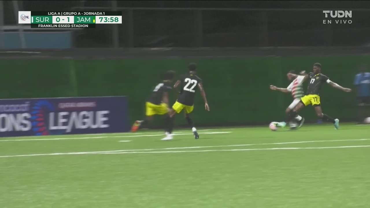 ¿Pena máxima? Kappel va al césped y el árbitro deja seguir