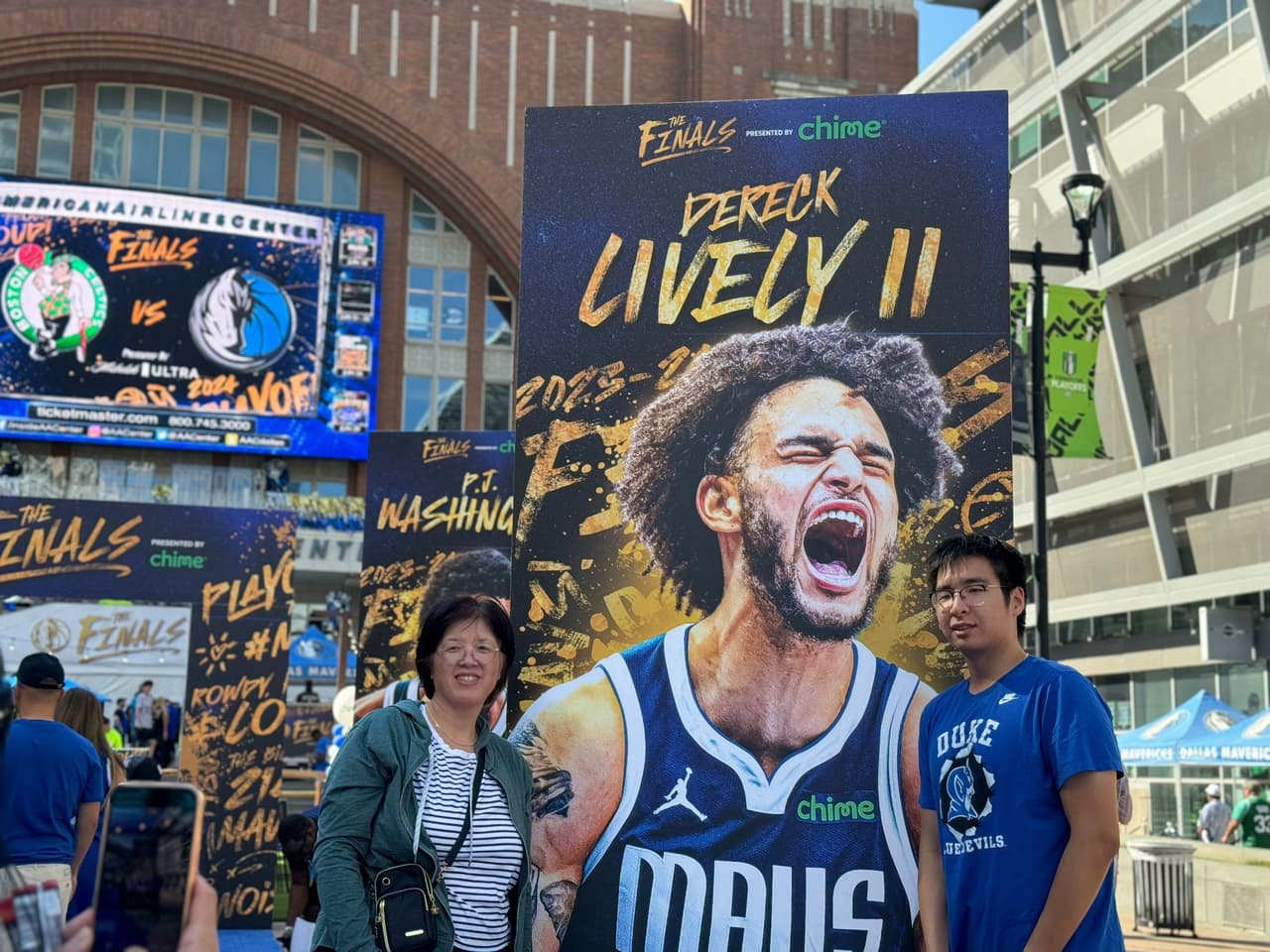 En la entrada al American Airlines han colocado fotografías de gran tamaño de cada uno de los jugadores que darán todo en este cuarto partido la final de la NBA.