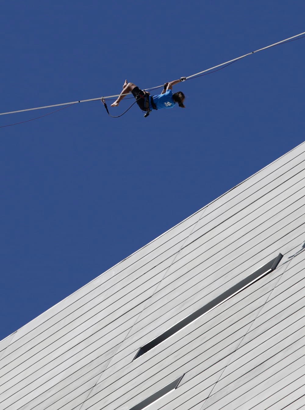 Al iniciar el recorrido sobre la línea de 711 pies (217 metros) de longitud
<b> </b>tuvo problemas con la tensión de la cuerda y cayó de la misma, por lo que quedó sujeto del arnés.