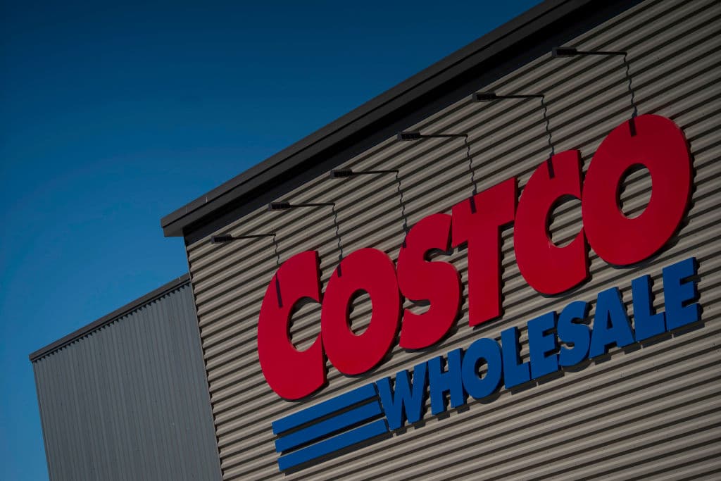 <h2 class="cms-H2-H2">Costco</h2>
<br>
<br>
<b>- Acción de Gracias: </b>Las tiendas de este gigante también permanecerán cerradas el día de Acción de Gracias.
<br>
<br>
<b>- Black Friday:</b> Esta cadena sí abrirá al día siguiente. Los horarios detallados de sus establecimientos aparecen en el sitio web de la cadena.