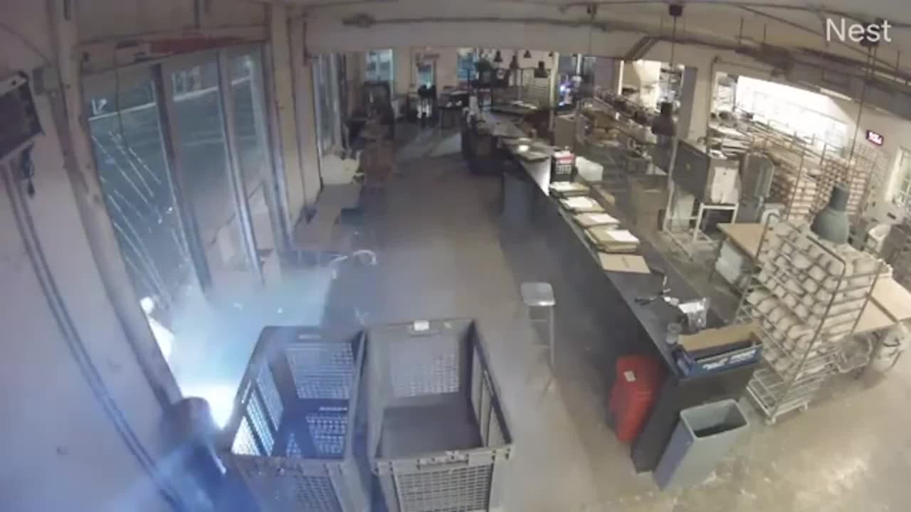 Vehículo se estrella contra una panadería en Miami y arruina la masa de los cocineros