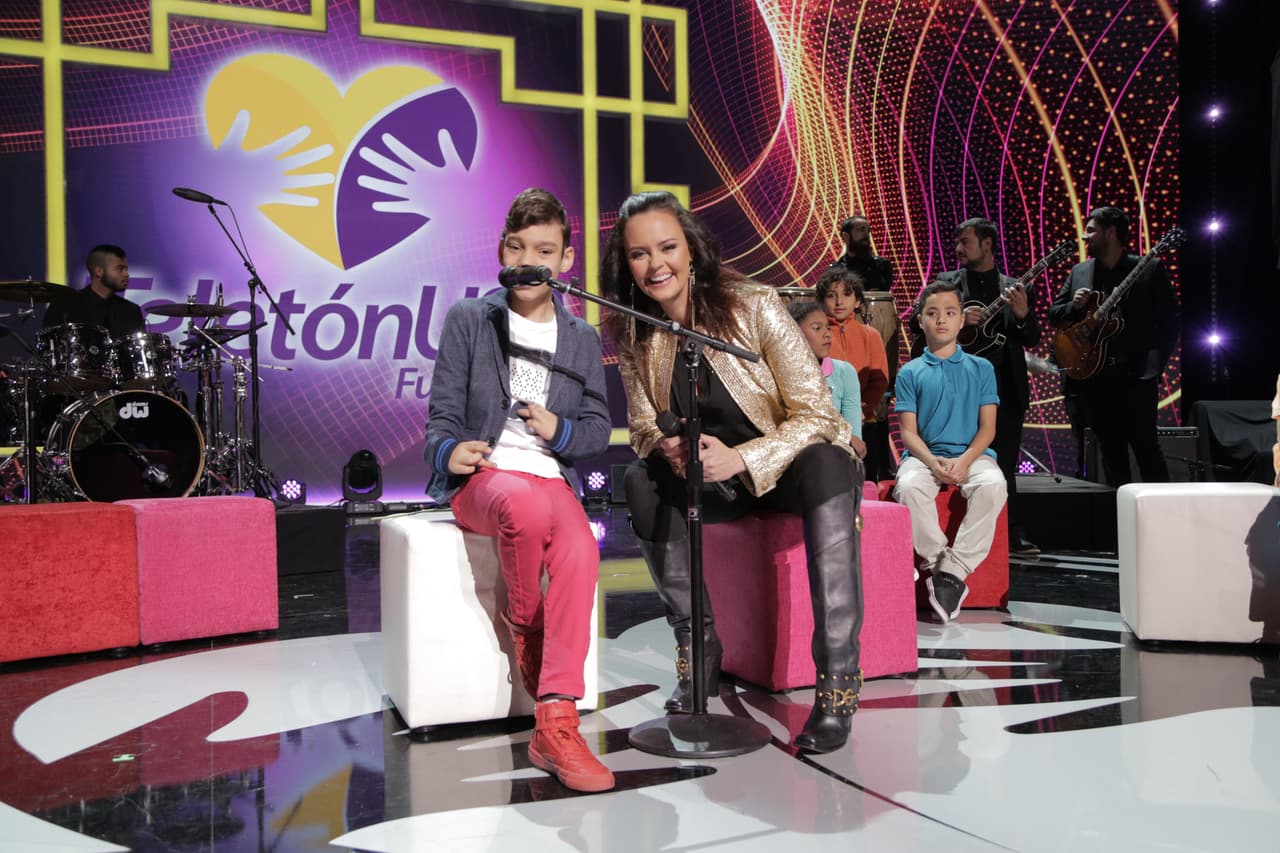 En diciembre de 2016, Adrián Martín interpretó a dúo con Shaila Dúrcal el tema 'Que canten los niños'.