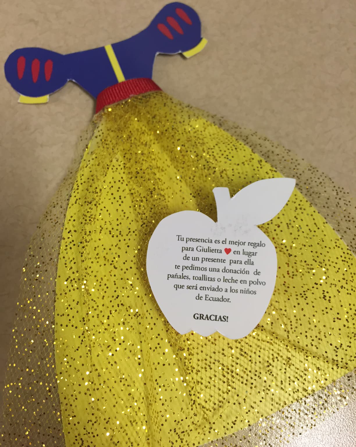 En vez de regalos, Giulietta y sus papis pidieron donativos para los pequeños que se vieron afectados por el terremoto de Ecuador.