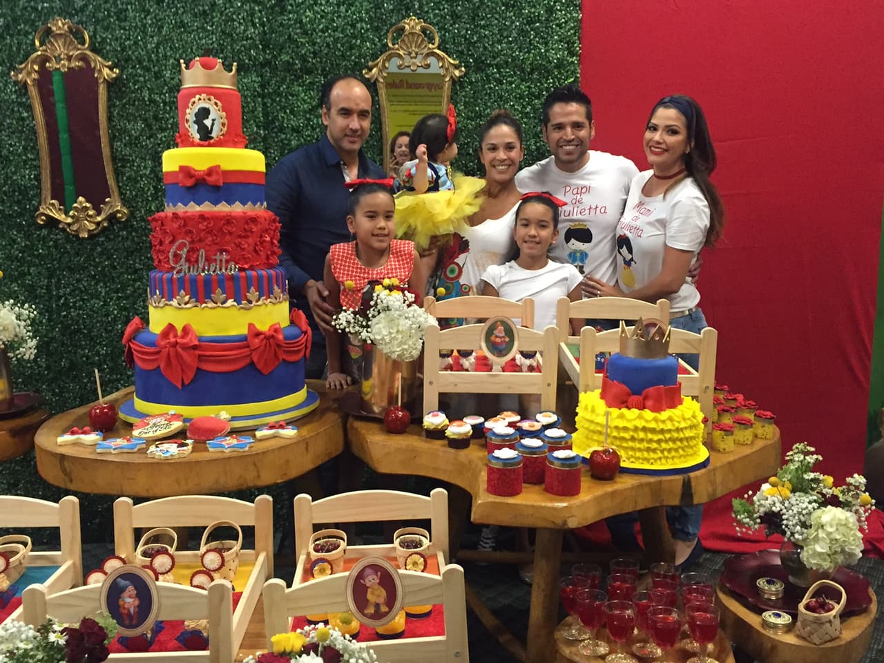 La orgullosa tía Karla Martínez, junto a su esposo Emerson y sus hijas Antonella y Micaella, celebrando a la sobrina consentida.