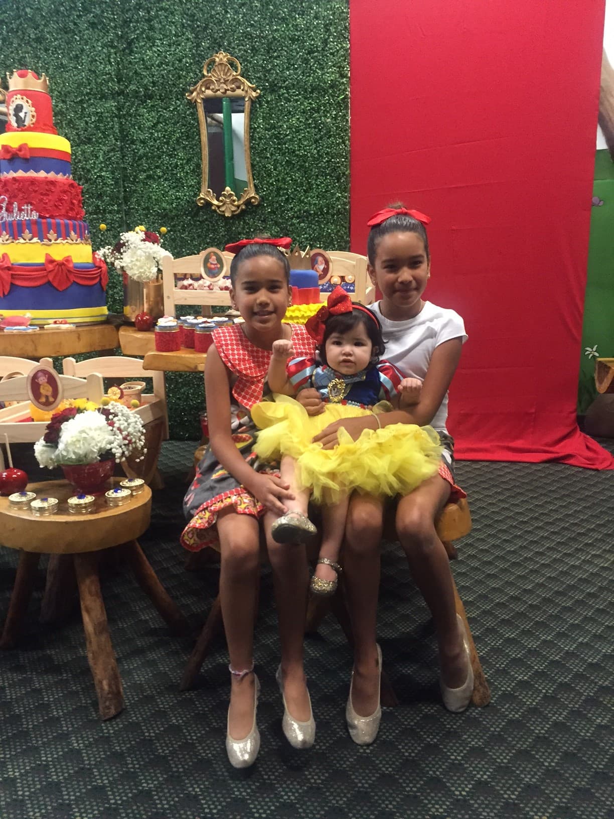 Giulietta feliz en brazos de sus primitas Micaella y Antonella, hijas de Karla Martínez.