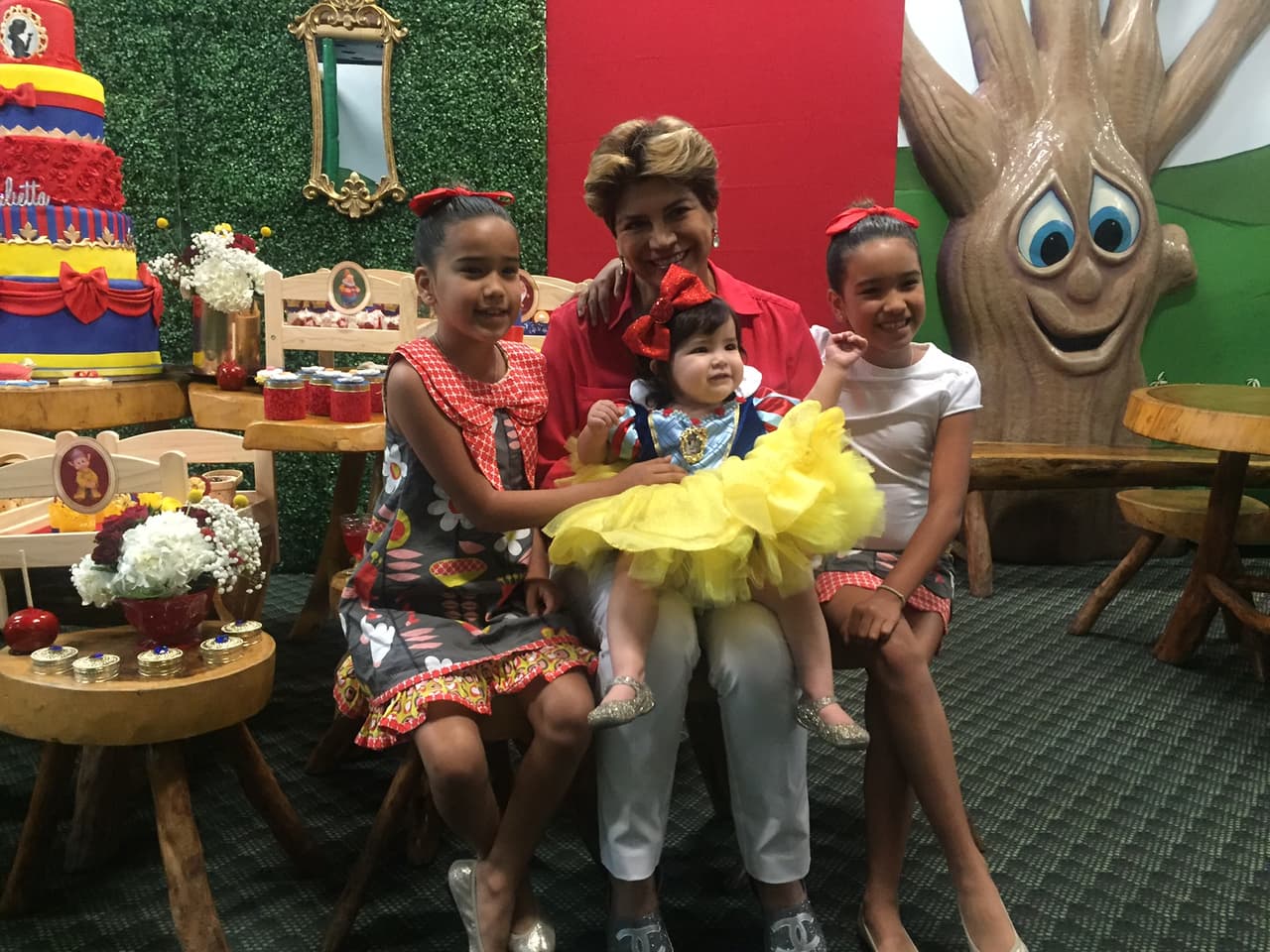 María Goretti Rubio, suegra de Ana, junto a sus tres hermosas nietas.